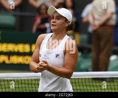 London, Gbr. Juli 2021. London Wimbledon Championships Day 12 10/07/2021 Ash Barty (AUS) gewinnt Finale der Damen im Einzel Credit: Roger Parker/Alamy Live News Stockfoto