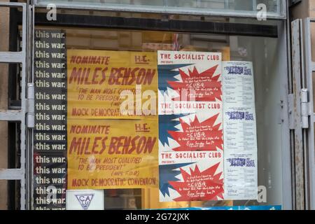 Glasgow, Schottland, Großbritannien. Juli 2021. Amerikanische Schilder aus den 1960er Jahren passten an Schaufenstern für die Dreharbeiten zum neuesten Indiana Jones-Film im Stadtzentrum an. Kredit: Skully/Alamy Live Nachrichten Stockfoto