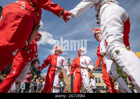 Nürnberg, Deutschland. Juli 2021. Schembart-Läufer nehmen am Corso der Nürnberger Museen durch die Innenstadt Teil. Mit Musik, Künstlern und Exponaten bewarben sich 23 Nürnberger Museen auf einer Parade durch die Innenstadt. Die Parade wurde von staatlichen und privaten Museen sowie von drei Museen, die gerade gegründet wurden, organisiert. Es war der Auftakt zur Veranstaltungsreihe "Muse im Museum", in der die Nürnberger Museen kreative Künstler in ihre Räume einladen. Quelle: Daniel Karmann/dpa/Alamy Live News Stockfoto