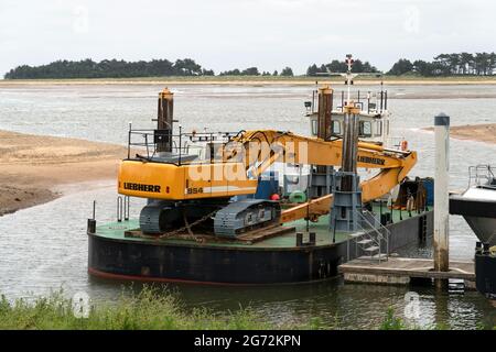 Bagger auf einem Lastkahn Stockfoto