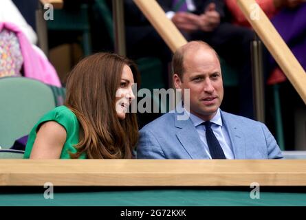 Der Herzog und die Herzogin von Cambridge sitzen in der Royal Box, während sie das Doppel-Finale der Damen zwischen Elise Mertens und Hsieh Su-wei und Elena Vesnina und Veronika Kudermetova am 12. Tag von Wimbledon im All England Lawn Tennis and Croquet Club, Wimbledon, auf dem Center Court beobachten. Bilddatum: Samstag, 10. Juli 2021. Stockfoto