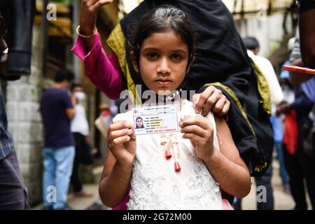 Dhaka, Bangladesch. Juli 2021. Suma Akhtar zeigt ein Bild ihrer Mutter, die vermisst wurde, nachdem das Feuer in einer Fabrik außerhalb des Dhaka Medical College and Hospital Morgue in Dhaka ausgebrochen war. Mindestens 52 Menschen wurden tot aufgefunden, 25 weitere verletzt und viele werden nach einem massiven Brand in einer Fabrik in der Falle gefürchtet. Die Ursache des Feuers, der im Erdgeschoss eines mehrstöckigen Gebäudes der Fabrik ausging, ist noch nicht bekannt. Kredit: SOPA Images Limited/Alamy Live Nachrichten Stockfoto