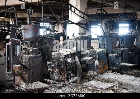 Dhaka, Bangladesch. Juli 2021. In der Fabrik von Hashem Foods Ltd in Rupganj, Bezirk Narayanganj, am Stadtrand von Dhaka, sind verbrannte Maschinen zu sehen, nachdem ein Feuer ausgebrochen ist. Mindestens 52 Menschen wurden tot aufgefunden, 25 weitere verletzt und viele werden nach einem massiven Brand in einer Fabrik in der Falle gefürchtet. Die Ursache des Feuers, der im Erdgeschoss eines mehrstöckigen Gebäudes der Fabrik ausging, ist noch nicht bekannt. (Foto von Piyas Biswas/SOPA Images/Sipa USA) Quelle: SIPA USA/Alamy Live News Stockfoto