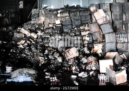 Dhaka, Bangladesch. Juli 2021. Verbrannte Flaschen werden nach einem Brand in der Fabrik von Hashem Foods Ltd in Rupganj, Bezirk Narayanganj, am Stadtrand von Dhaka, gesehen. Mindestens 52 Menschen wurden tot aufgefunden, 25 weitere verletzt und viele werden nach einem massiven Brand in einer Fabrik in der Falle gefürchtet. Die Ursache des Feuers, der im Erdgeschoss eines mehrstöckigen Gebäudes der Fabrik ausging, ist noch nicht bekannt. (Foto von Piyas Biswas/SOPA Images/Sipa USA) Quelle: SIPA USA/Alamy Live News Stockfoto