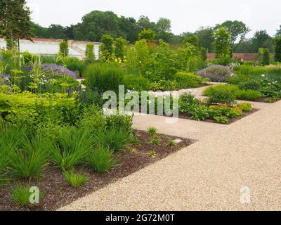 Blick auf den ummauerten Garten im RHS Bridgewater Garden in Salford, Manchester, Großbritannien, im Juli. Stockfoto