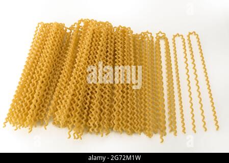 Lange Fusilli Italienische trockene rohe Pasta Bronze gezeichnet, aus Gragnano, Neapel, Italien, isoliert auf weißem Hintergrund Stockfoto