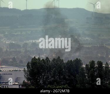 Glasgow, Schottland, Großbritannien, 10. Juli 2021. Schwarze Rauchwolke von der Autobahn in der Nähe von braehead aus gesehen 3 Meilen entfernt. Credit Gerard Ferry/Alamy Live News Stockfoto