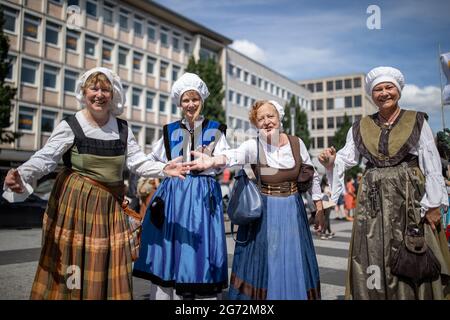 Nürnberg, Deutschland. Juli 2021. Agnes Dürer Performer aus dem Albrecht-Dürer-Haus nehmen an der Parade der Nürnberger Museen durch die Innenstadt Teil. Mit Musik, Künstlern und Exponaten bewarben sich 23 Nürnberger Museen auf einer Parade durch die Innenstadt. Die Parade wurde von staatlichen und privaten Museen sowie von drei Museen, die gerade gegründet wurden, organisiert. Es war der Auftakt zur Veranstaltungsreihe "Muse im Museum", in der die Nürnberger Museen kreative Künstler in ihre Räume einladen. Quelle: Daniel Karmann/dpa/Alamy Live News Stockfoto