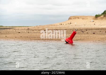 Rote Markierungsboje bei Ebbe Stockfoto