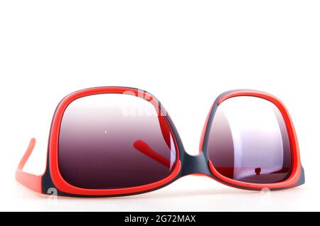 Nahaufnahme einer roten Sonnenbrille auf weißem Hintergrund isoliert Stockfoto