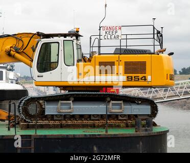 Bagger auf einem Lastkahn Stockfoto