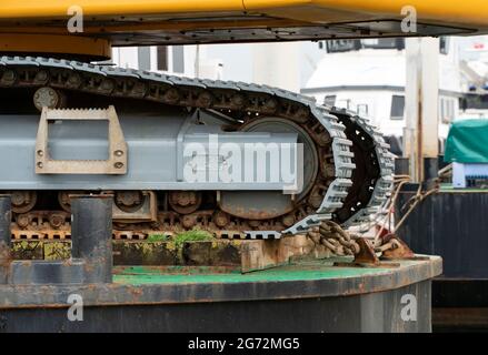 Bagger auf einem Lastkahn Stockfoto