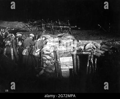 Deutsche Soldaten im Graben an DER WESTFRONT 1918 : VIER VON DER INFANTERIE 1930 Regisseur GEORG WILHELM PABST Roman Ernst Johanssen Bavaria Film / Nero-Film AG. Stockfoto