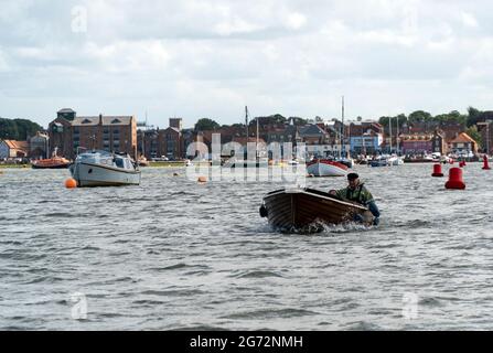 Mann nähert sich in einem kleinen Motorboot Stockfoto