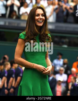 London, Gbr. Juli 2021. London Wimbledon Championships Day 12 10/07/2021 Ash Barty (AUS) gewinnt Finale der Damen im Einzel Credit: Roger Parker/Alamy Live News Stockfoto