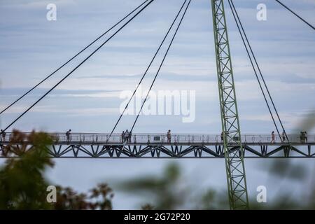 Menschen auf der Brücke. Toller Aussichtspunkt auf der bergstation der seilbahn langkawi. meer und Berge Stockfoto
