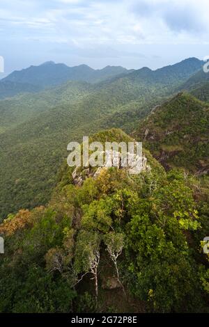 Blick auf die Berge. Toller Aussichtspunkt auf langkawi Seilbahn Bergstation. meer und Berge Stockfoto