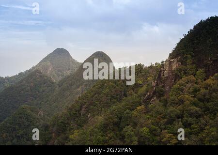 Blick auf die Berge. Toller Aussichtspunkt auf langkawi Seilbahn Bergstation. meer und Berge Stockfoto