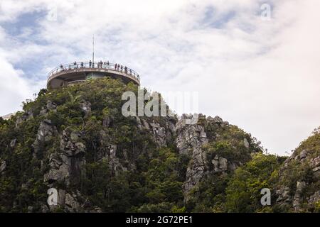 Bergstation. Toller Aussichtspunkt auf der bergstation der langkawi Seilbahn. meer und Berge Stockfoto