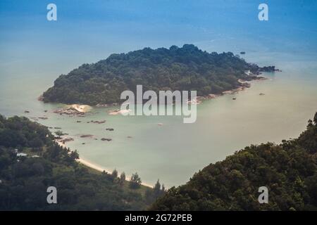 Insel. Toller Aussichtspunkt auf der bergstation der langkawi Seilbahn. meer und Berge Stockfoto