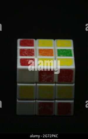 Ein Rubik's Cube wird im Portrait-Modus auf schwarzem Hintergrund fotografiert Stockfoto