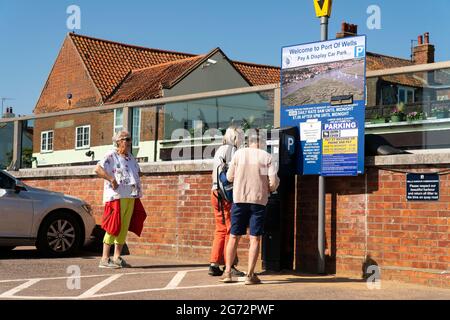 Menschen, die Tickets von einem Automaten auf einem öffentlichen Parkplatz kaufen Stockfoto