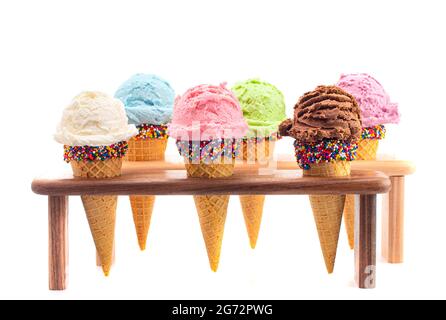 Sechs Geschmacksrichtungen von Eiscreme in Zuckerzapfen Stockfoto