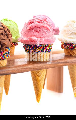 Sechs Geschmacksrichtungen von Eiscreme in Zuckerzapfen Stockfoto