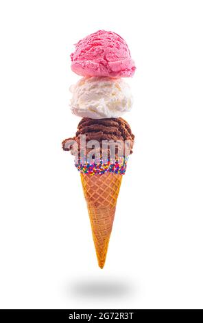Eiskegel mit Erdbeer-Vanille und Schokolade in einem spitzen Zuckerkegel, der in der Luft schwimmt Stockfoto