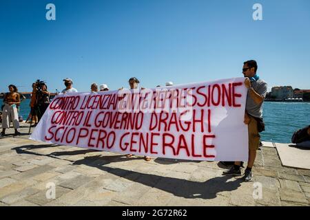 Venedig, Italien. Juli 2021. Protestkundgebung in der Fondamenta delle Zattere gegen den G20-Finanzgipfel, der in der Stadt im historischen Teil des venezianischen Arsenals stattfindet. Kredit: Massimiliano Donati/Alamy Live Nachrichten Stockfoto