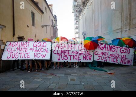 Venedig, Italien. Juli 2021. Protestkundgebung in der Fondamenta delle Zattere gegen den G20-Finanzgipfel, der in der Stadt im historischen Teil des venezianischen Arsenals stattfindet. Kredit: Massimiliano Donati/Alamy Live Nachrichten Stockfoto