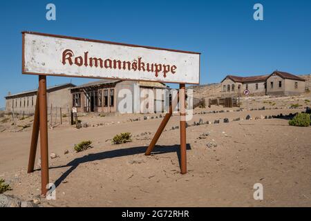Verlassene Gebäude in der alten Bergbaustadt Kolmanskop in der Nähe von Luderitz, Namib-Wüste, Namibia. Stockfoto