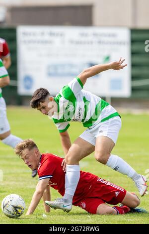 Buckie Thistle FC, Victoria Park, Buckie, Moray, Großbritannien. Juli 2021. VEREINIGTES KÖNIGREICH. Dies ist aus dem Aberdeenshire Cup Spiel zwischen Buckie Thistle und Aberdeen FC. Top 22 Buckie, Max Barry und * Aberdeen Connor Barron. Quelle: JASPERIMAGE/Alamy Live News Stockfoto