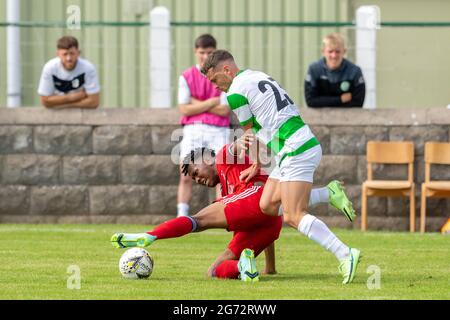 Buckie Thistle FC, Victoria Park, Buckie, Moray, Großbritannien. Juli 2021. VEREINIGTES KÖNIGREICH. Dies ist aus dem Aberdeenshire Cup Spiel zwischen Buckie Thistle und Aberdeen FC. 23 Buckie, Scott Adams und 3 Aberdeeen Kieran Ngwenya Quelle: JASPERIMAGE/Alamy Live News Stockfoto