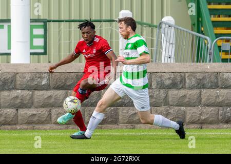 Buckie Thistle FC, Victoria Park, Buckie, Moray, Großbritannien. Juli 2021. VEREINIGTES KÖNIGREICH. Dies ist aus dem Aberdeenshire Cup Spiel zwischen Buckie Thistle und Aberdeen FC. L, 3 Aberdeen, Kieran Ngwenya und 5 Buckie Lewis MacKinnon Quelle: JASPERIMAGE/Alamy Live News Stockfoto