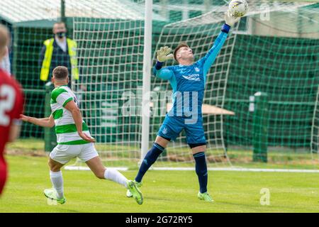 Buckie Thistle FC, Victoria Park, Buckie, Moray, Großbritannien. Juli 2021. VEREINIGTES KÖNIGREICH. Dies ist aus dem Aberdeenshire Cup Spiel zwischen Buckie Thistle und Aberdeen FC. Scott Adams erzielt das einzige Tor des Spiels. Quelle: JASPERIMAGE/Alamy Live News Stockfoto