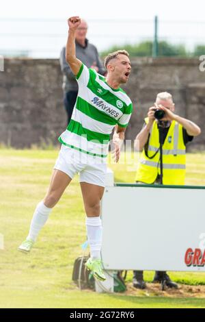 Buckie Thistle FC, Victoria Park, Buckie, Moray, Großbritannien. Juli 2021. VEREINIGTES KÖNIGREICH. Dies ist aus dem Aberdeenshire Cup Spiel zwischen Buckie Thistle und Aberdeen FC. 23 Buckie Scott Adams feiert das Tor. Quelle: JASPERIMAGE/Alamy Live News Stockfoto