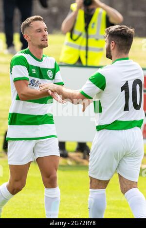 Buckie Thistle FC, Victoria Park, Buckie, Moray, Großbritannien. Juli 2021. VEREINIGTES KÖNIGREICH. Dies ist aus dem Aberdeenshire Cup Spiel zwischen Buckie Thistle und Aberdeen FC. Buckie Scott Adams feiert das Tor. Quelle: JASPERIMAGE/Alamy Live News Stockfoto