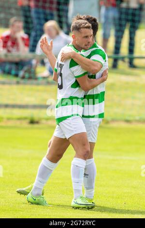 Buckie Thistle FC, Victoria Park, Buckie, Moray, Großbritannien. Juli 2021. VEREINIGTES KÖNIGREICH. Dies ist aus dem Aberdeenshire Cup Spiel zwischen Buckie Thistle und Aberdeen FC. Buckie Scott Adams feiert das Tor. Quelle: JASPERIMAGE/Alamy Live News Stockfoto