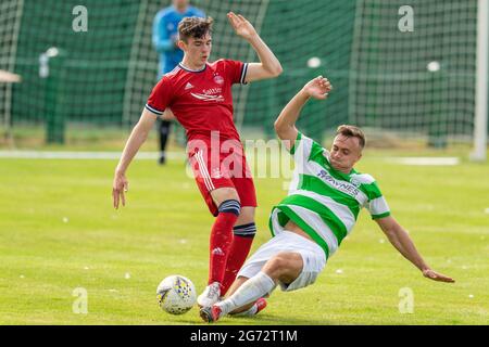 Buckie Thistle FC, Victoria Park, Buckie, Moray, Großbritannien. Juli 2021. VEREINIGTES KÖNIGREICH. Dies ist aus dem Aberdeenshire Cup Spiel zwischen Buckie Thistle und Aberdeen FC. 12 Aberdeen Evan Towler und 15 Buckie Sam Pugh Credit: JASPERIMAGE/Alamy Live News Stockfoto