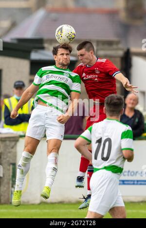 Buckie Thistle FC, Victoria Park, Buckie, Moray, Großbritannien. Juli 2021. VEREINIGTES KÖNIGREICH. Dies ist aus dem Aberdeenshire Cup Spiel zwischen Buckie Thistle und Aberdeen FC. 11 Buckie, Sam Urquhart und 4 Aberdeen, Mason Hancock Credit: JASPERIMAGE/Alamy Live News Stockfoto