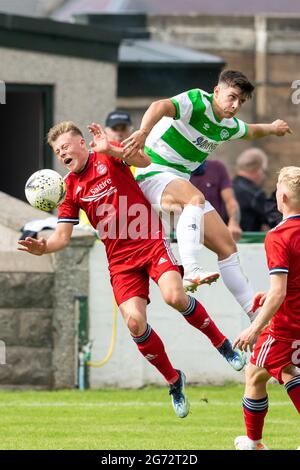 Buckie Thistle FC, Victoria Park, Buckie, Moray, Großbritannien. Juli 2021. VEREINIGTES KÖNIGREICH. Dies ist aus dem Aberdeenshire Cup Spiel zwischen Buckie Thistle und Aberdeen FC. Aberdeen Captain, Miko Virtanen und Buckie Max Barry Credit: JASPERIMAGE/Alamy Live News Stockfoto