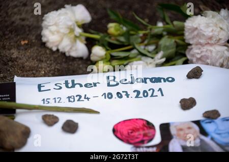 Hamburg, Deutschland. Juli 2021. Weiße Blumen liegen hinter einem Plakat zur Erinnerung an die Holocaust-Überlebende Esther Bejarano. Sie starb im Alter von 96 Jahren in ihrem Wahlheim Hamburg. Quelle: Jonas Walzberg/dpa/Alamy Live News Stockfoto