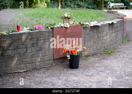 Hamburg, Deutschland. Juli 2021. Blumen, Kerzen, Briefe und Plakate auf dem Platz der Bücherbrennung nach einer Gedenkveranstaltung. Die Holocaust-Überlebende Esther Bejarano ist im Alter von 96 Jahren in ihrem Wahlheim Hamburg gestorben. Quelle: Jonas Walzberg/dpa/Alamy Live News Stockfoto