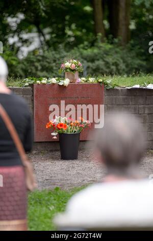 Hamburg, Deutschland. Juli 2021. Blumen, Kerzen, Briefe und Plakate auf dem Platz der Bücherbrennung während einer Gedenkveranstaltung. Die Holocaust-Überlebende Esther Bejarano ist im Alter von 96 Jahren in ihrem Wahlheim Hamburg gestorben. Quelle: Jonas Walzberg/dpa/Alamy Live News Stockfoto