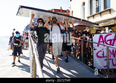 Venedig, Italien. Juli 2021. Protestkundgebung in der Fondamenta delle Zattere gegen den G20-Finanzgipfel, der in der Stadt im historischen Teil des venezianischen Arsenals stattfindet. Kredit: Massimiliano Donati/Alamy Live Nachrichten Stockfoto