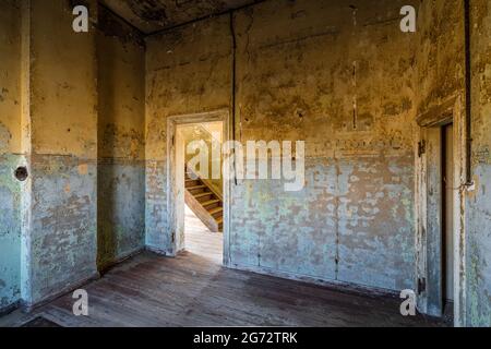 Verlassene Gebäude in der Geisterstadt Kolmanskop in der Nähe von Luderitz, Namib-Wüste, Namibia. Stockfoto