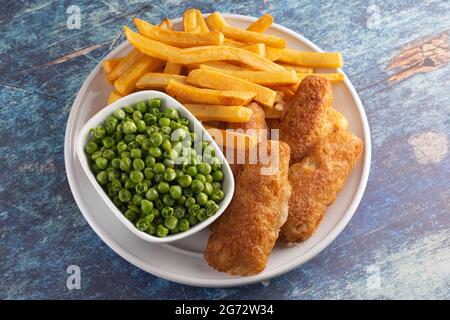 Mahlzeit mit Bier zerschlagene Fischchips und Erbsen Stockfoto