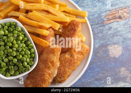 Mahlzeit mit Bier zerschlagene Fischchips und Erbsen Stockfoto