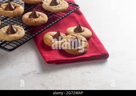 Klassische Erdnussbutter-Blütenplätzchen auf einer Küchentheke Stockfoto